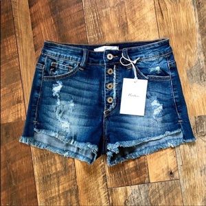 NWT KanCan Button-Fly frayed hem shorts. ❤️❤️